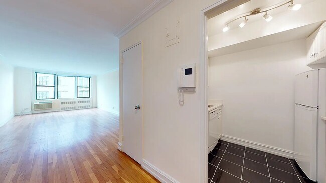 Building Photo - 305 W 13th St