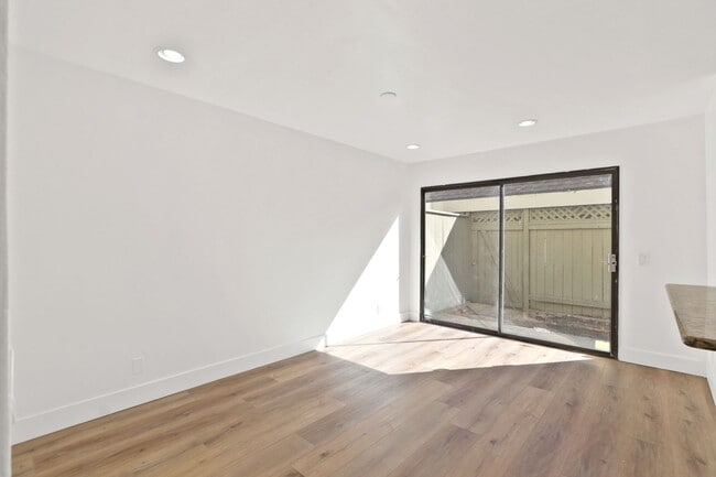 Building Photo - Rehabbed Newport Beach Townhome