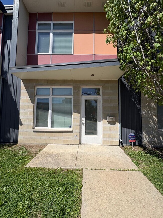 Foto del edificio - Beautiful 1 bedroom Modern Townhome