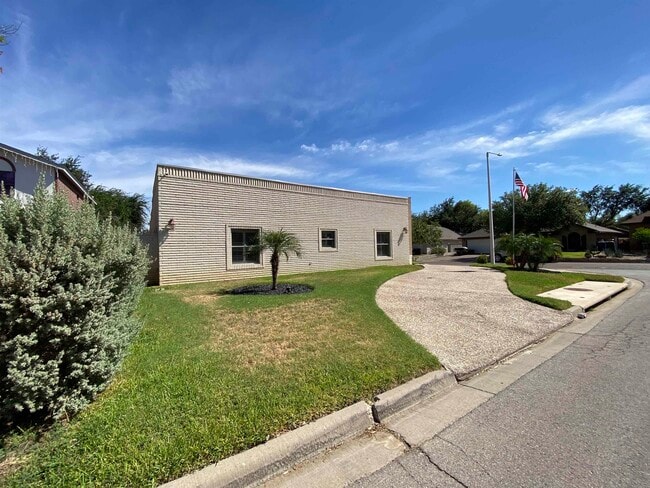 Building Photo - 601 Marsh Ln