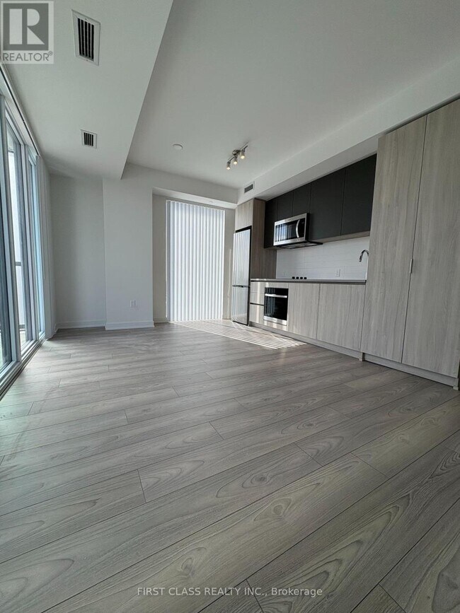 Building Photo - 5858 Yonge St