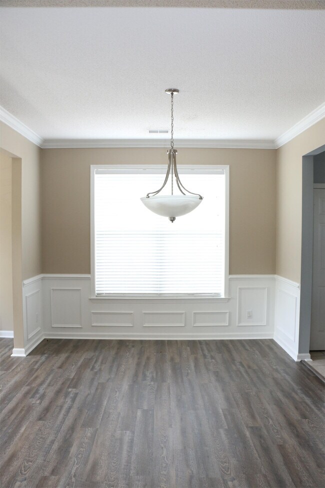 Building Photo - 10 Bushwood Dr