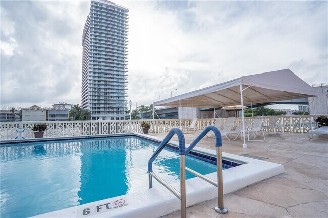 Foto del edificio - 1825 S Ocean Dr