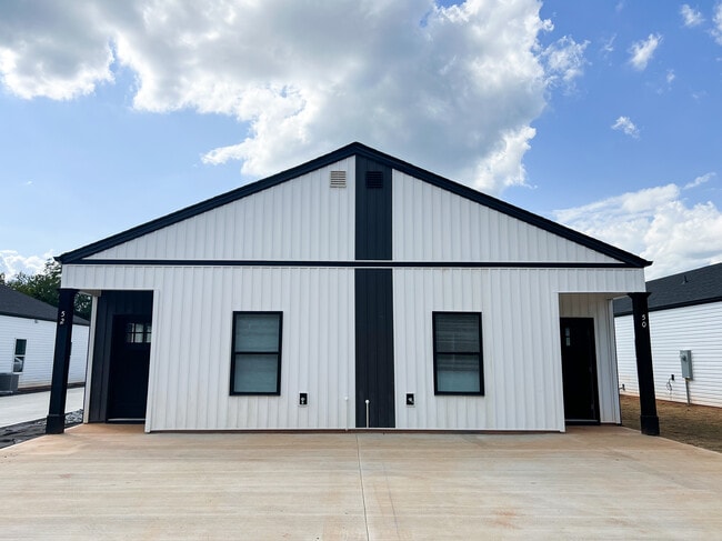 Building Photo - 90 Old Farm Rd