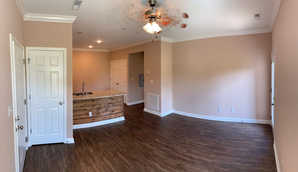Foto principal - 221 Spring Creek Dr