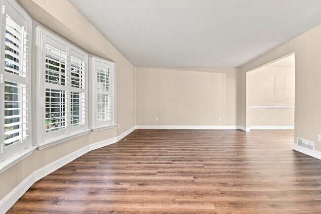 Foto del edificio - $2,645.95, 4-bed, 2.5-bath located in Centennial with a fenced backyard.