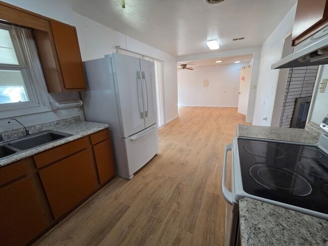 Building Photo - Spacious 3/4 bedroom, 2 bath home beautifu...