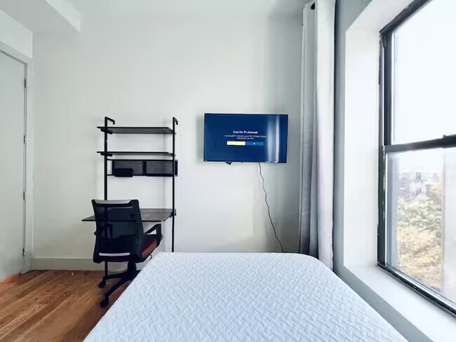 Foto del edificio - Furnished room/NOT APARTMENT