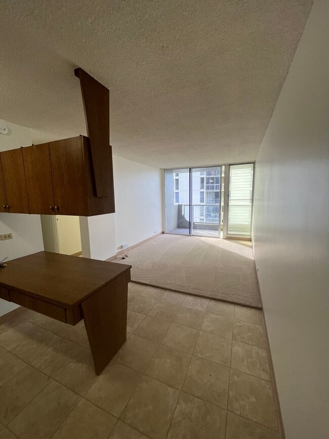 Foto del edificio - 1 bedroom, 1 bath, 1 parking in Moiliili!