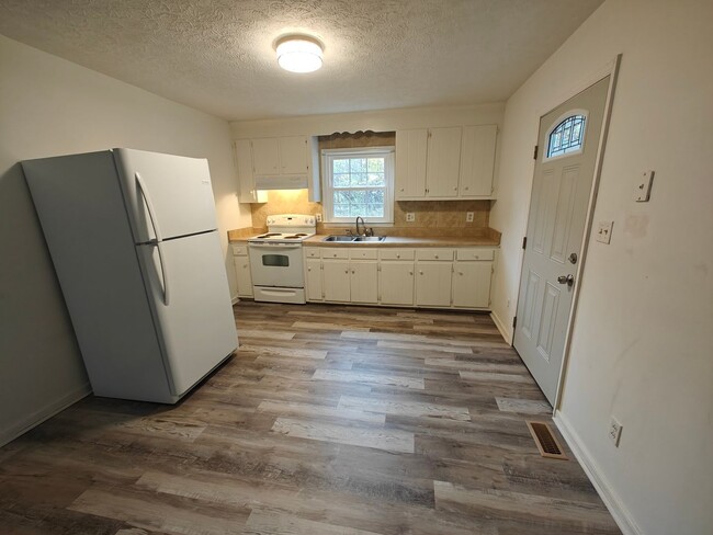 Foto del edificio - 4 bedroom home in Powhatan