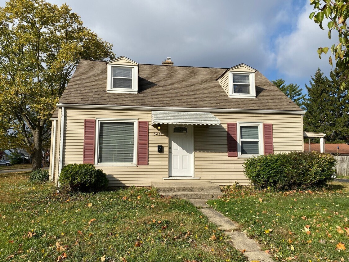 Primary Photo - Inviting 3BR Cape Cod Home for Rent in Nor...