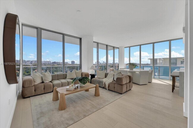 Foto del edificio - 9201 E Bay Harbor Dr