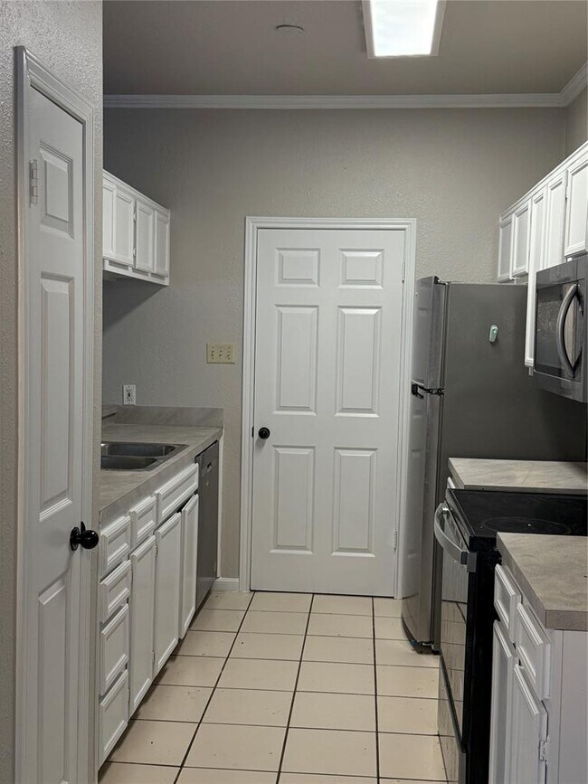 Foto del edificio - 6501 Columbia Oaks Ct