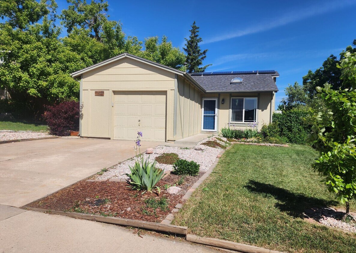 Primary Photo - Stunning 3 Bed Home With Large Backyard an...