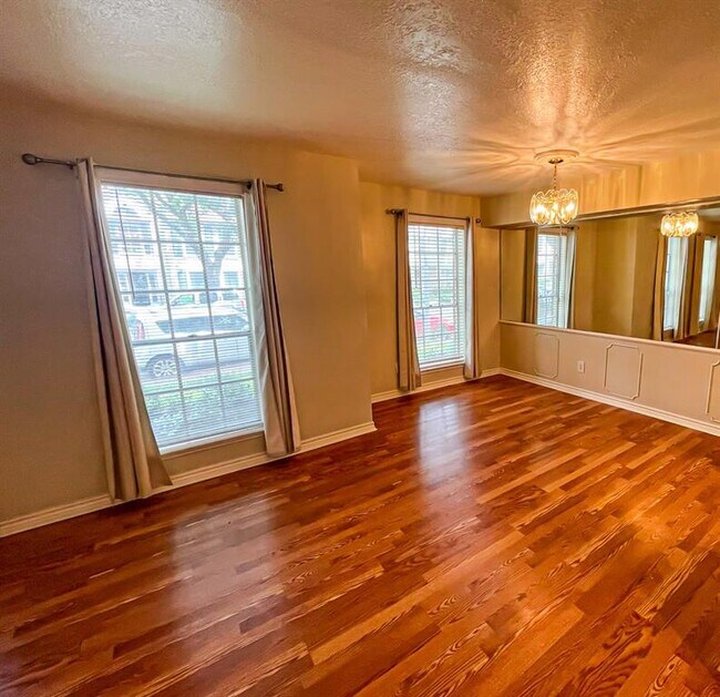 Building Photo - 361 N Post Oak Ln