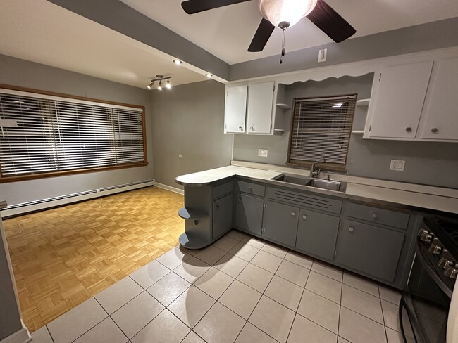 Kitchen - 5754 W Montrose Ave