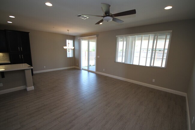 Foto del edificio - 4BR| 3.5 BA | 1936 SF | Two Story | Tenant Pays $190 monthly for WS&G