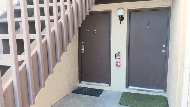 Foto del edificio - 2724 Hidden Lake Blvd