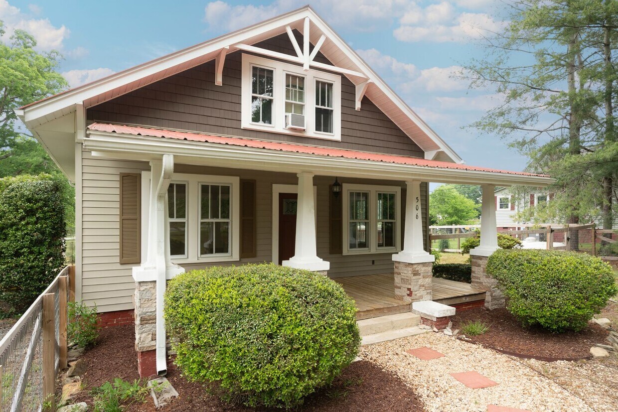 Primary Photo - Siler City Charmer! Fenced in yard and mov...