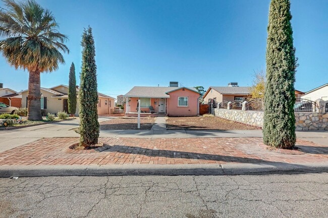 Building Photo - Charming 3 bedroom, 2 bath home in Central El Paso! Special No admin fee, $29 application fee!