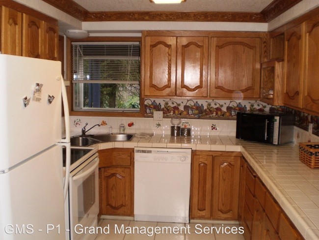 Building Photo - 3 br, 3 bath Apartment - 1089 Canyon Drive