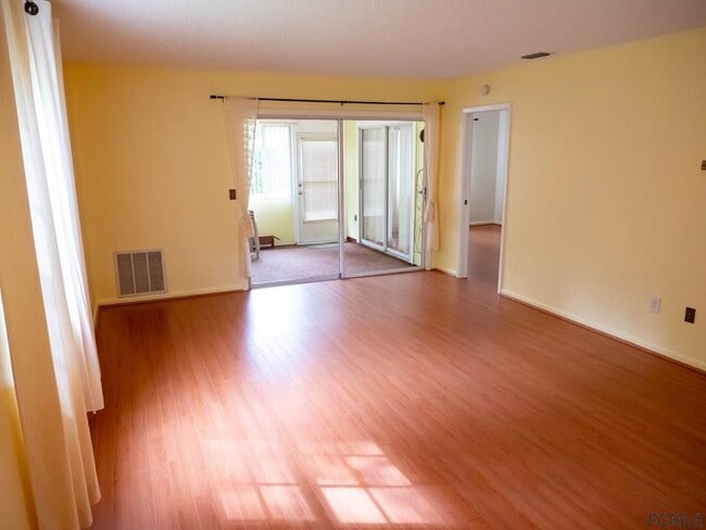 Building Photo - 74 Kings Colony Ct S