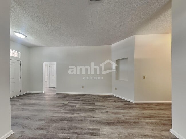 Building Photo - 685 Mackenzie Cir