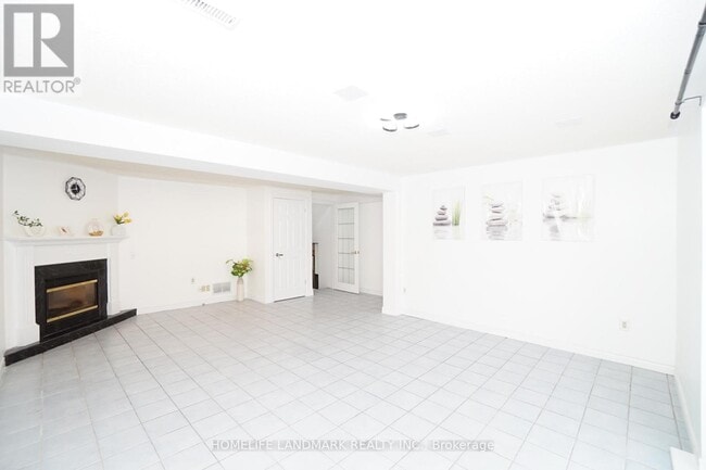 Building Photo - 594 Queen Victoria Dr