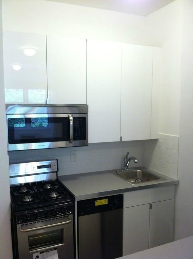 Building Photo - 306 E 71st St
