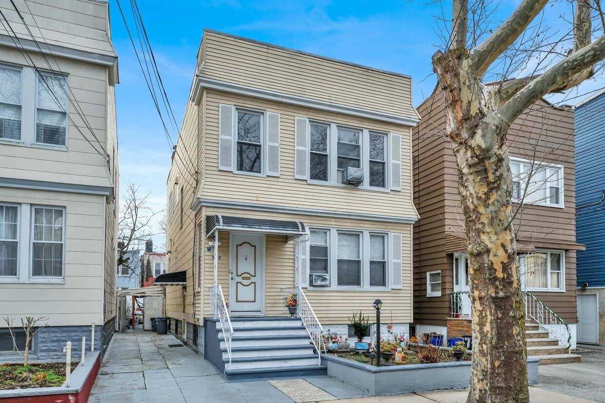 Primary Photo - 373 Ege Ave