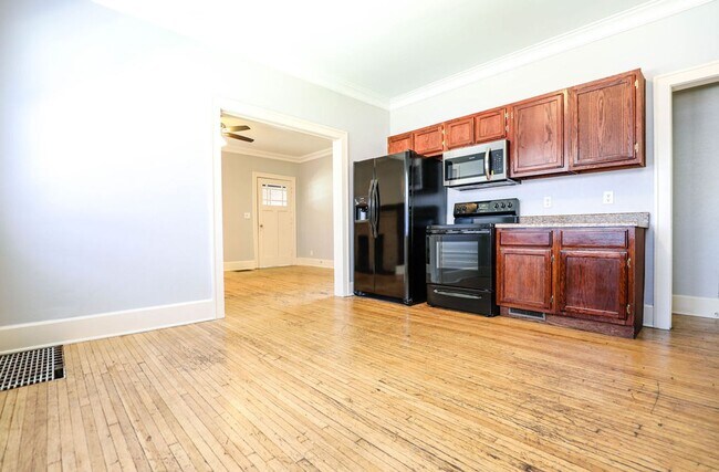 Building Photo - Updated 5 Bedroom for Pre-Lease NOW! Huge ...