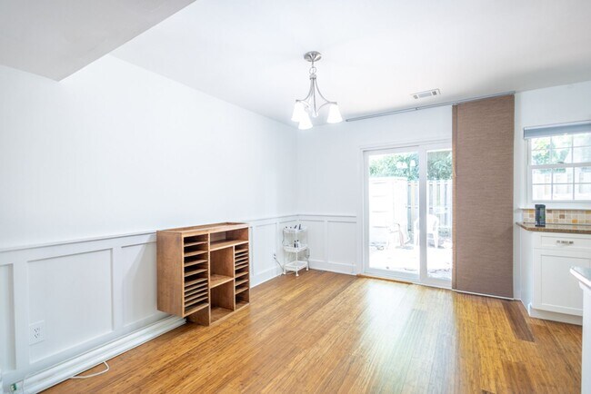 Building Photo - Lovely 3 BR/2.5 BA Townhome in Columbia!