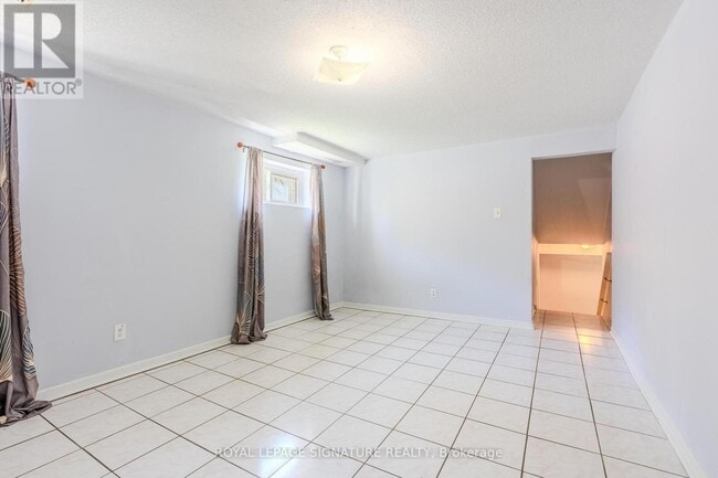 Photo du bâtiment - 320 Royal Salisbury Way