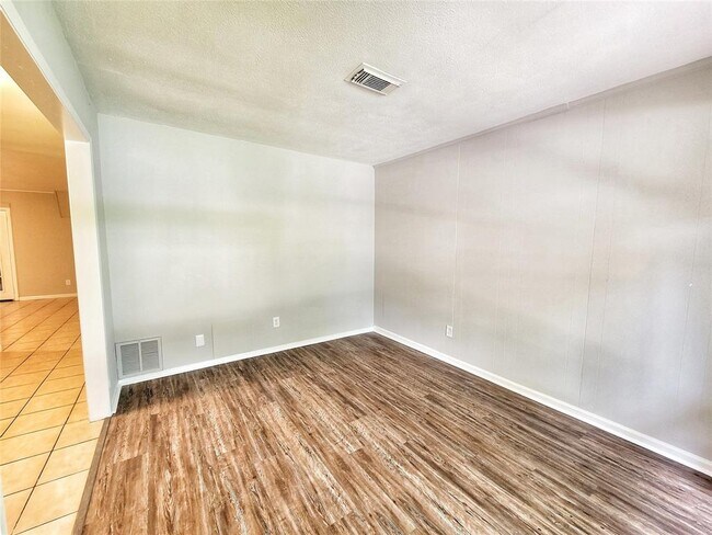 Building Photo - 612 Littlewood