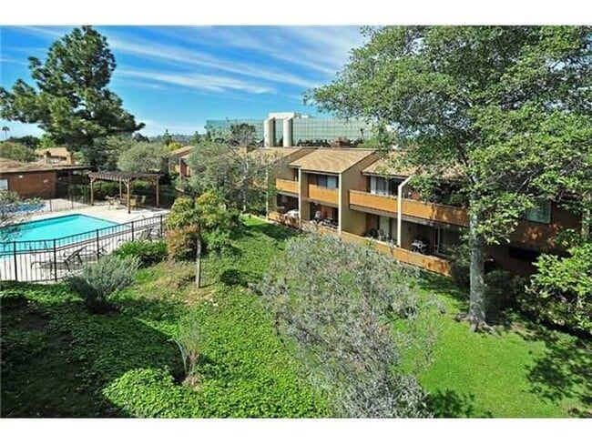 Building Photo - 2 Bedroom-2 Bathroom Single Story Condo; 2...