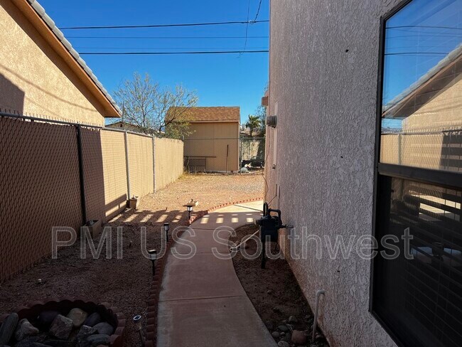 Building Photo - 2436 Lakeside Dr