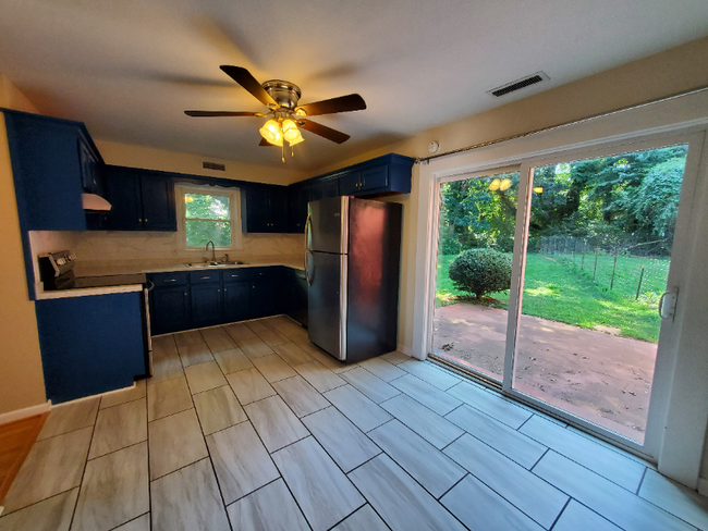 Building Photo - 2805 Linkhorne Dr