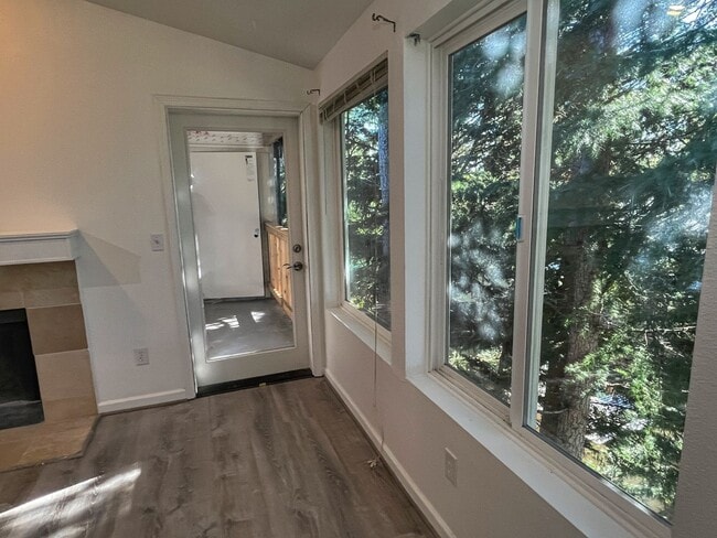 Foto del edificio - East Hill 2-bedroom top-floor unit w/s/g i...