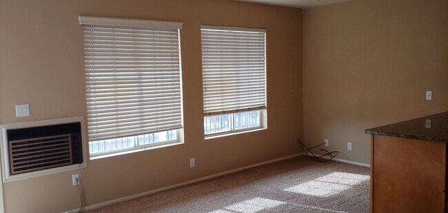 Building Photo - Available Now! 3 bed 2 bath