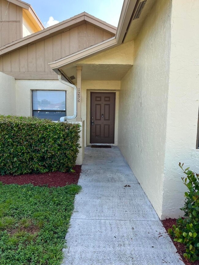 Building Photo - 1296 White Pine Dr