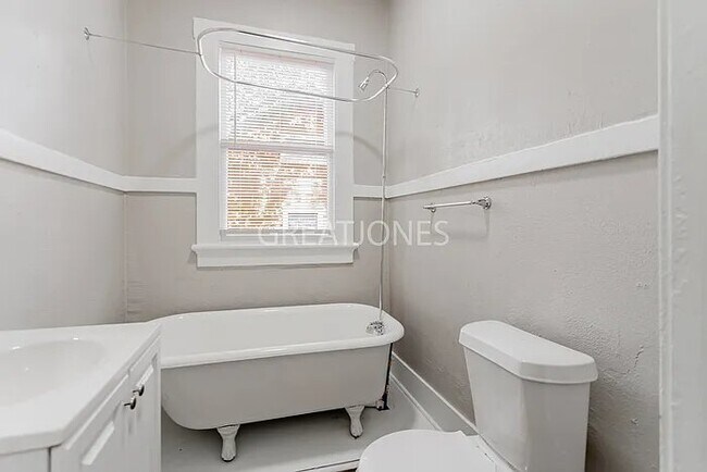 Building Photo - 2307 16th Ave