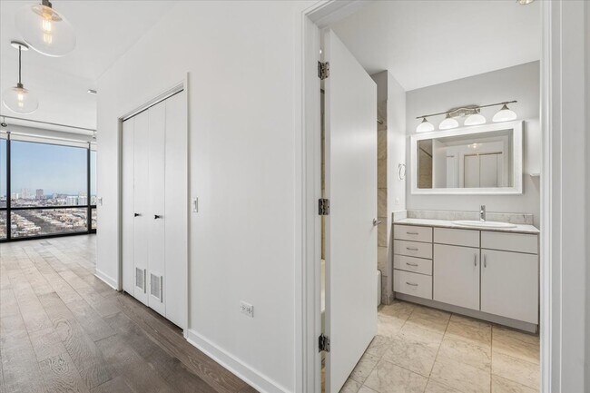 Building Photo - 860 W Blackhawk St