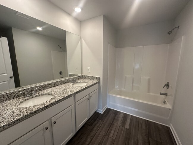 Building Photo - 271 Oakwood Dr NW