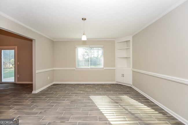 Building Photo - 141 The Esplanade Way SW