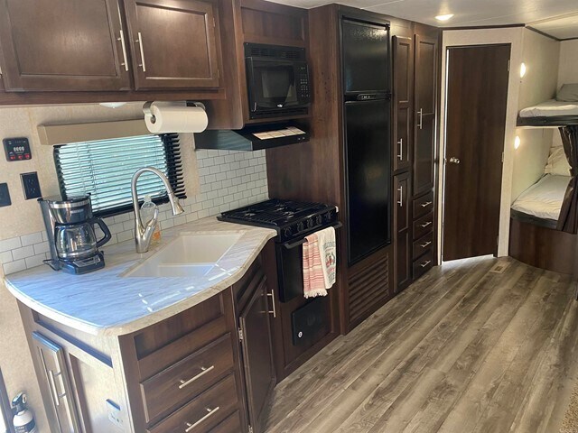 Foto del edificio - 2528 N Twin Oaks Valley Rd