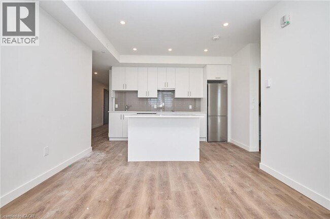 Building Photo - 461 Green Rd