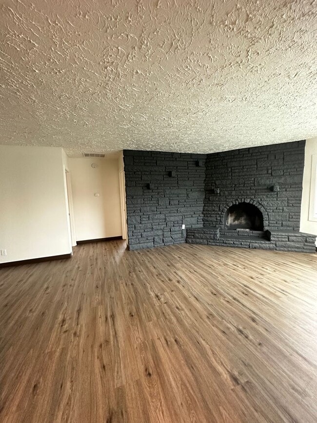 Foto del edificio - 3 BEDROOM 1 BATH APARTMENT LOCATED IN NORT...
