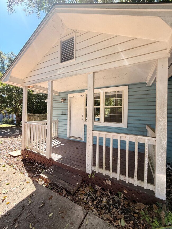 Building Photo - 904 S Lipona Rd