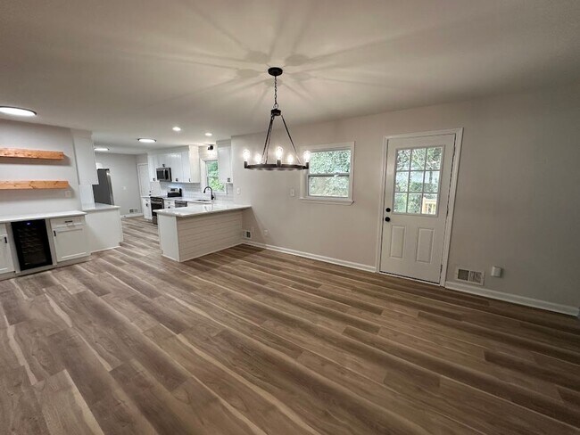 Building Photo - 4 bed 3 bath in Decatur!