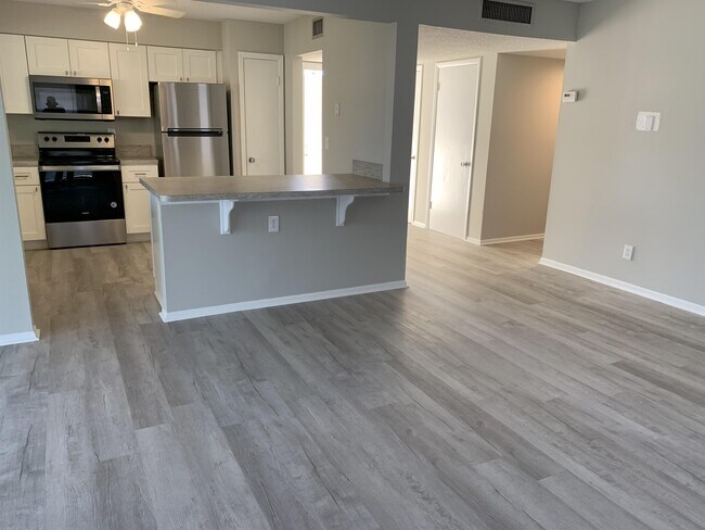 Foto del edificio - 1920 W Lakeview Blvd